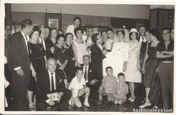 Fotograf&iacute;a antigua: == E675 - FOTOGRAFIA - PAREJA DE NOVIOS CON SUS AMIGOS Y FAMILIARES
