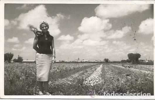 Fotograf&iacute;a antigua: == E690 - FOTOGRAFIA - GUAPA SE&Ntilde;ORA EN EL CAMPO