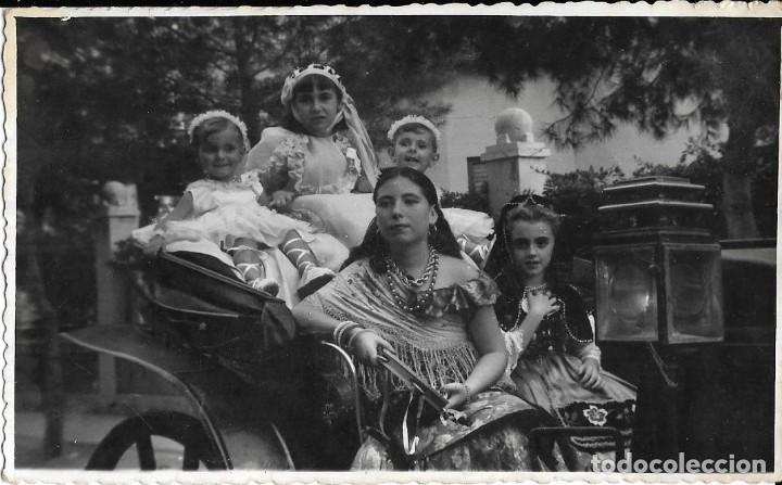 Fotograf&iacute;a antigua: == FA359 - FOTOGRAF&Iacute;A - NI&Ntilde;OS EN UN CARRUAJE