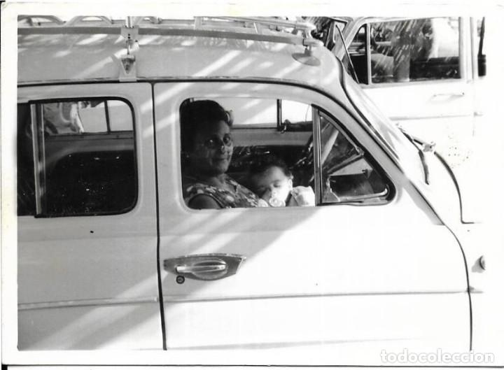 Alte Fotografie: *** EE155 - FOTOGRAFIA - SE&Ntilde;ORA CON UN BEBE DENTRO DE UN COCHE