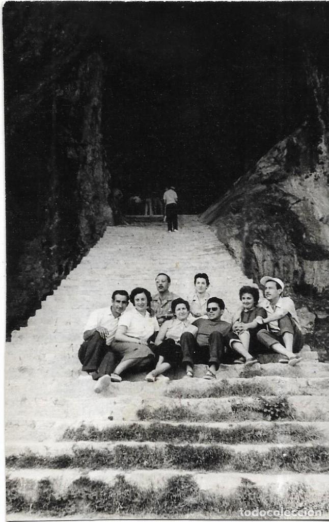 Alte Fotografie: == AB837 - FOTOGRAFIA - GRUPO DE AMIGOS SENTADOS EN UNA ESCALERA