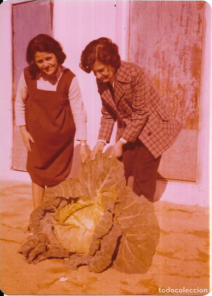 Alte Fotografie: == AD253 - FOTOGRAFIA - DOS SE&Ntilde;ORAS JUNTO A UNA GRAN COL