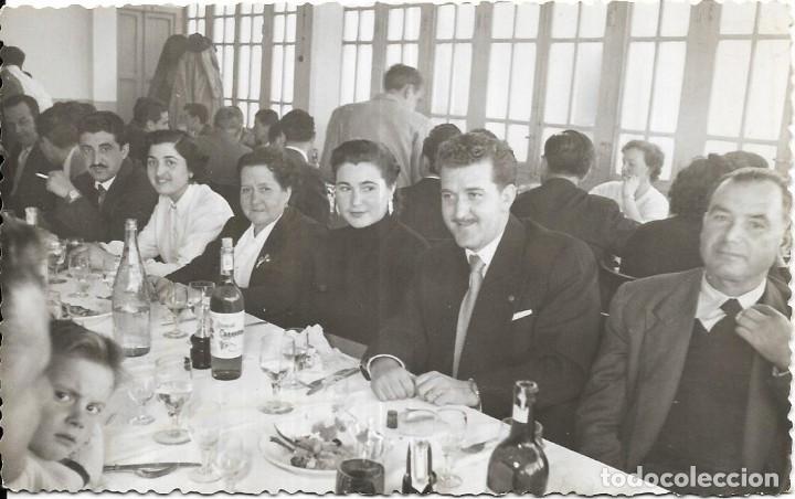 Alte Fotografie: == B719 - FOTOGRAFIA - GRUPO DE AMIGOS EN UN BANQUETE