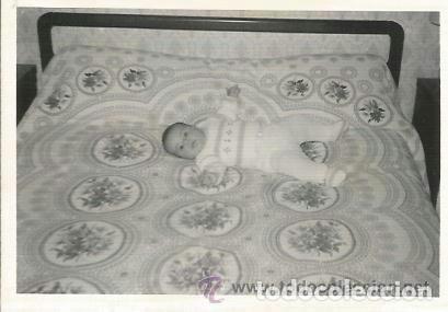 Alte Fotografie: :::: B32 - FOTOGRAFIA - BEBE ENCIMA DE UNA CAMA