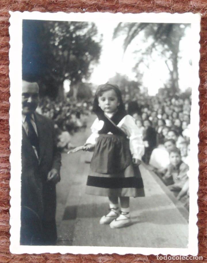 Fotograf&iacute;a antigua: NI&Ntilde;A CON TRAJE REGIONAL
