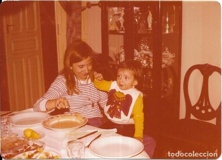 Alte Fotografie: == B530 - FOTOGRAFIA - SE&Ntilde;ORA DANDO DE COMER A SU NI&Ntilde;O