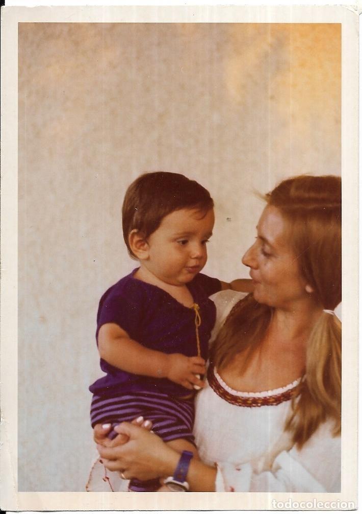 Alte Fotografie: == Q233 - FOTOGRAFIA - SE&Ntilde;ORA CON UN NI&Ntilde;ITO EN BRAZOS