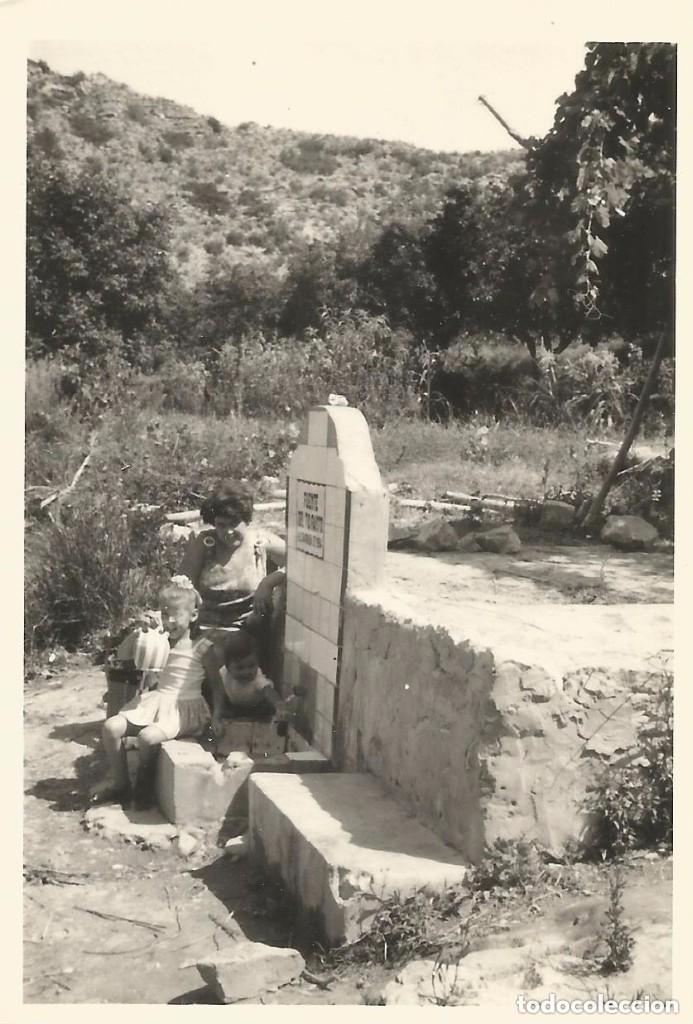 Alte Fotografie: ^^^ B67 - FOTOGRAFIA - SE&Ntilde;ORA CON DOS NI&Ntilde;ITOS JUNTO A UNA FUENTE