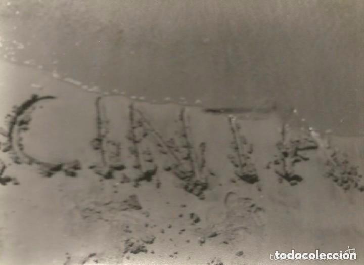 Antique Photography: *** B97 - FOTOGRAFIA - LETRAS EN LA ARENA DE LA PLAYA