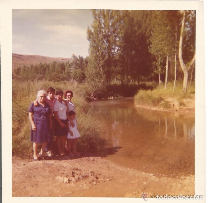Alte Fotografie: == B112 - FOTOGRAFIA - GRUPO FAMILIAR JUNTO A UN  RIO