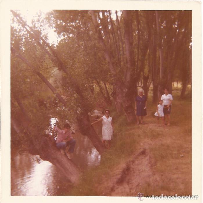 Alte Fotografie: == B117 - FOTOGRAFIA - GRUPO DE GENTE JUNTO A UN RIO