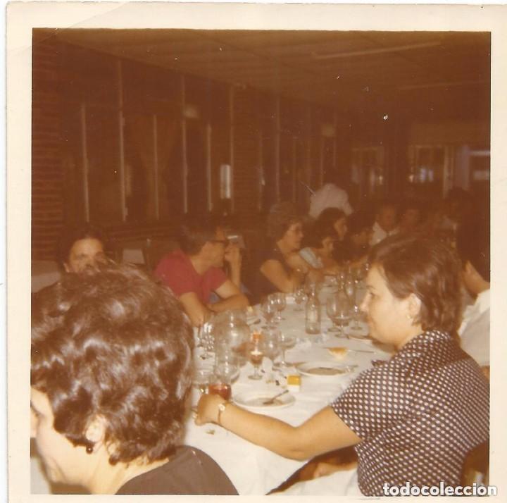 Alte Fotografie: == B125 - FOTOGRAFIA - GRUPO DE AMIGOS EN UNA COMIDA