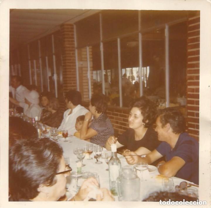 Alte Fotografie: == B134 - FOTOGRAFIA - AMIGOS EN UNA COMIDA