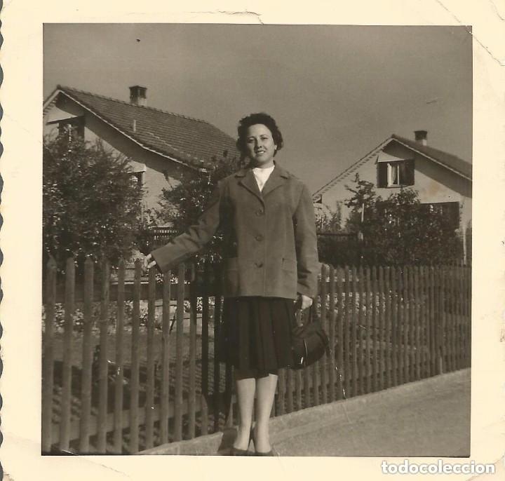 Alte Fotografie: == B135 - FOTOGRAFIA - SE&Ntilde;ORA JUNTO A UNA VALLA