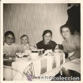 Alte Fotografie: == B143 - FOTOGRAFIA - GRUPO FAMILIAR EN LA MESA - NAVIDADES 1962