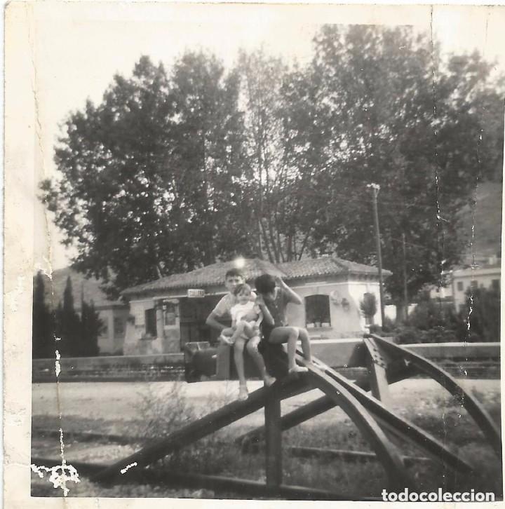 Alte Fotografie: == B152 - FOTOGRAFIA - NI&Ntilde;OS SUBIDOS A UNA VALLA