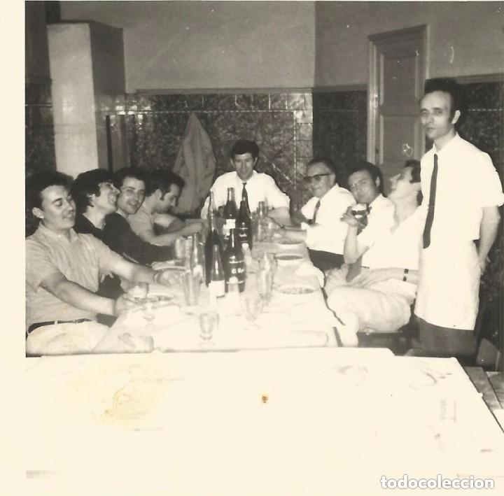 Alte Fotografie: == B153 - FOTOGRAFIA - GRUPO DE AMIGOS EN UNA COMIDA