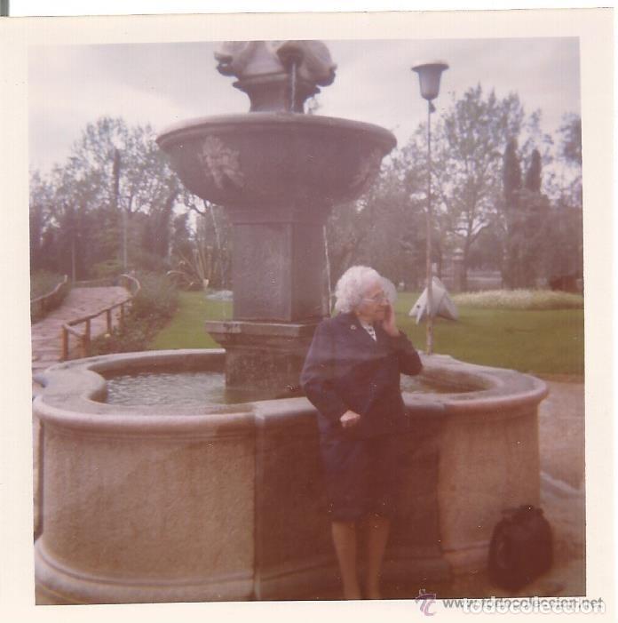 Alte Fotografie: == B156 - FOTOGRAFIA - SE&Ntilde;ORA AL LADO DE UNA FUENTE