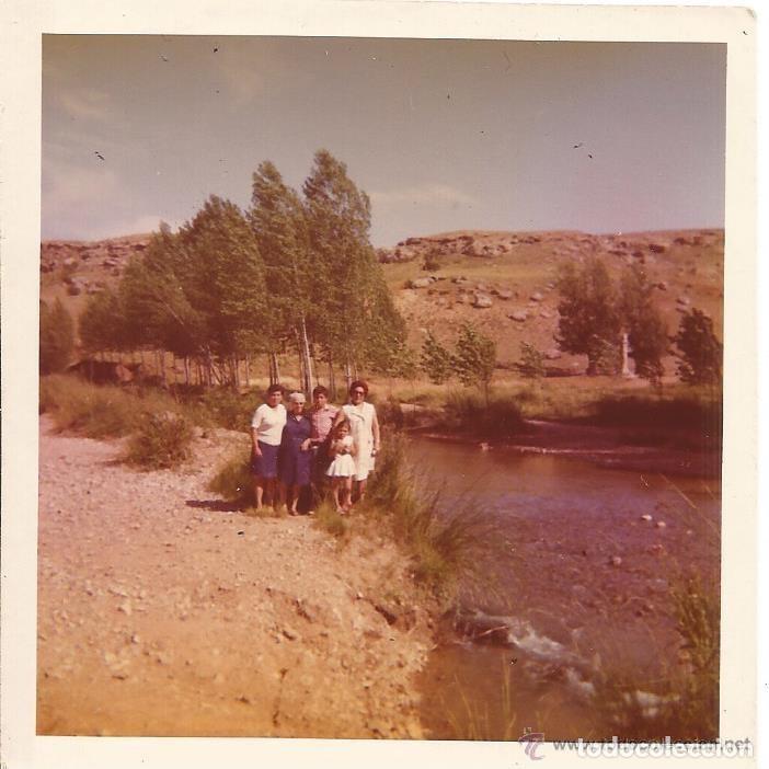 Alte Fotografie: == B161 - FOTOGRAFIA - GRUPO FAMILIAR JUNTO A UN RIO