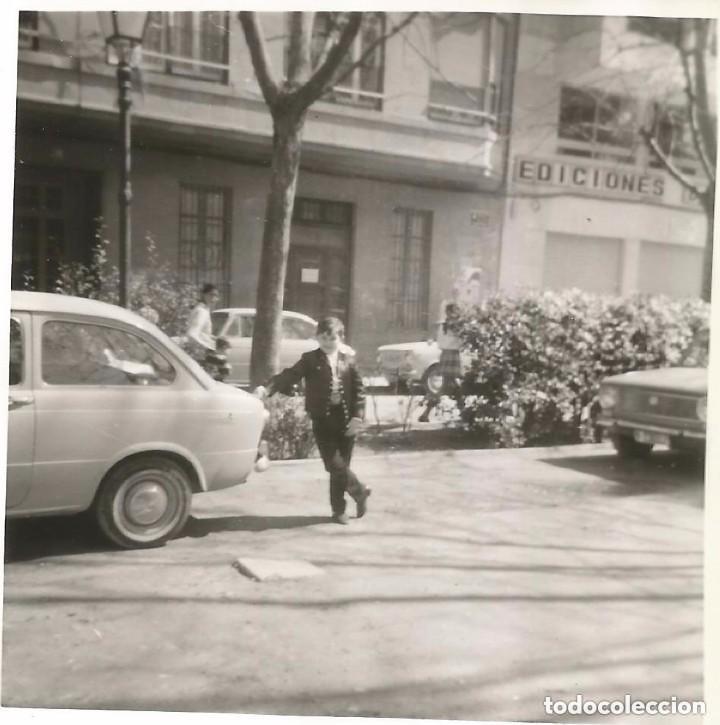 Alte Fotografie: == B166 - FOTOGRAFIA - JOVEN FALLERO APOYADO EN UN COCHE