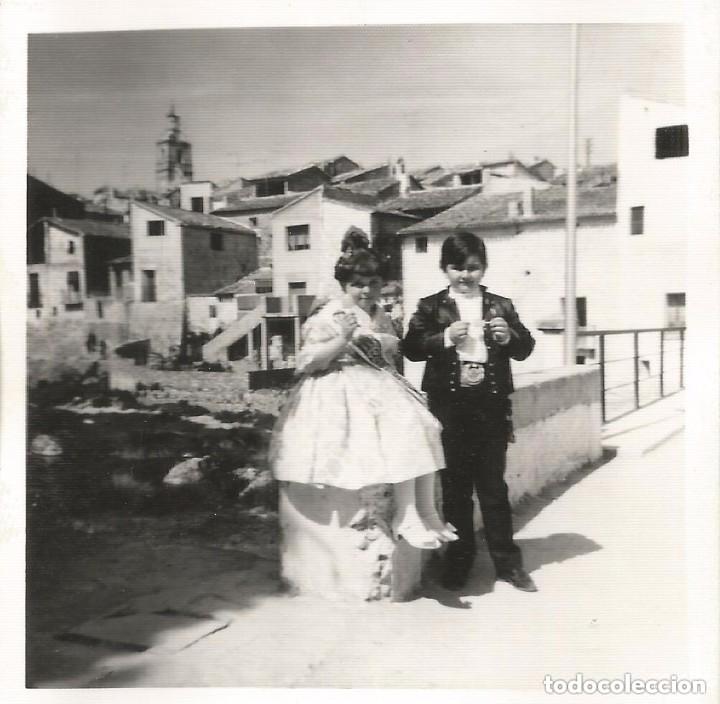 Alte Fotografie: == B168 - FOTOGRAFIA - PAREJITA DE JOVENES FALLEROS, AL FONDO UN PUEBLO CON SU CAMPANARIO