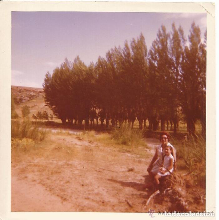 Alte Fotografie: :::: B170 - FOTOGRAFIA - SE&Ntilde;ORA Y NENA SENTADAS EN UN BONITO PAISAJE