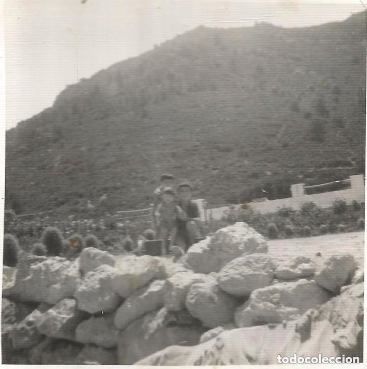 Alte Fotografie: == B171 - FOTOGRAFIA - JOVENCITOS EN UN PAISAJE DE MONTA&Ntilde;A