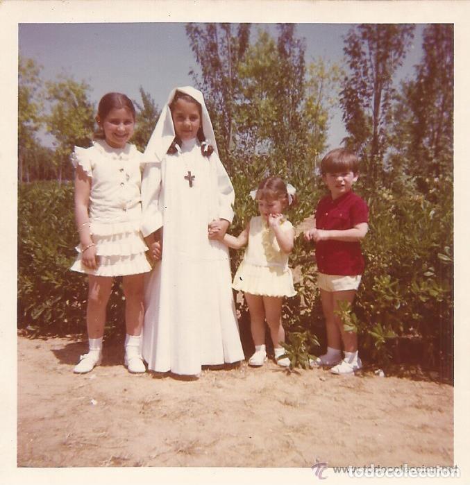 Alte Fotografie: == B172 - FOTOGRAFIA - NI&Ntilde;A DE PRIMERA COMUNION CON SUS AMIGUITOS