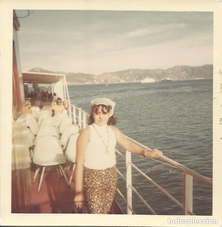 Alte Fotografie: == B176 - FOTOGRAFIA - JOVENCITA EN UN BARCO - 1968
