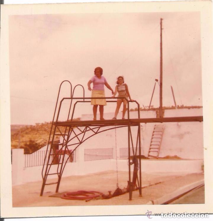 Alte Fotografie: == B179 - FOTOGRAFIA - SE&Ntilde;ORA Y JOVENCITA EN UN TRAMPOLIN
