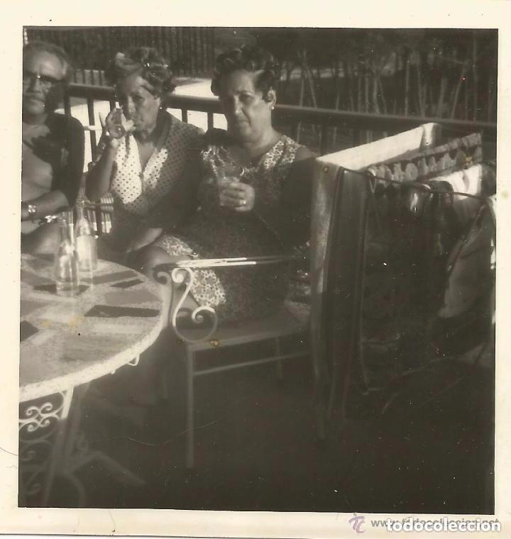 Alte Fotografie: == B181 - FOTOGRAFIA - AMIGAS TOMANDO UN REFRESCO