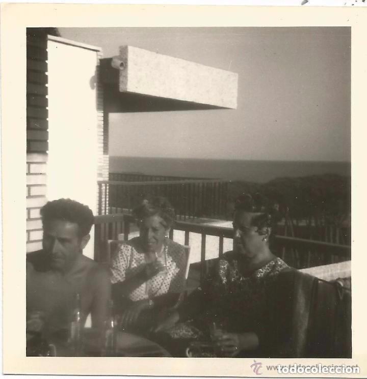 Alte Fotografie: == B182 - FOTOGRAFIA - TRES AMIGOS EN UN BALC&Oacute;N