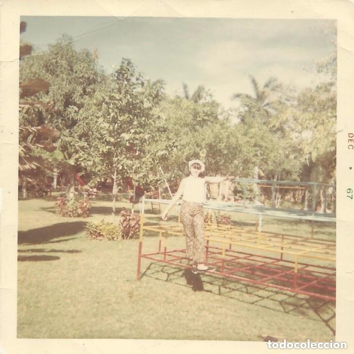 Alte Fotografie: == B191 - FOTOGRAFIA - JOVEN EN UN PARQUE