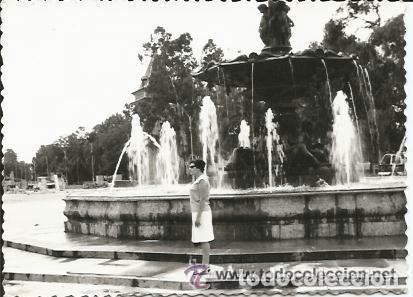 Alte Fotografie: *** B208 - FOTOGRAFIA - SE&Ntilde;ORA DELANTE DE UNA FUENTE
