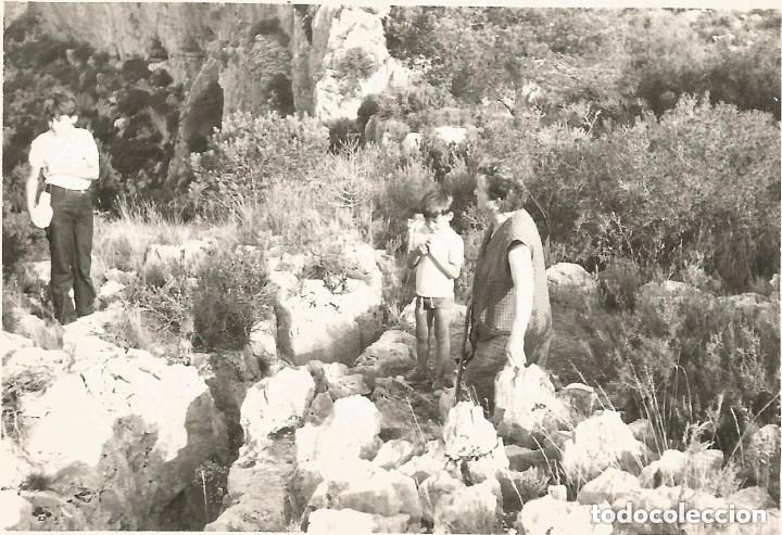 Alte Fotografie: == B215 - FOTOGRAFIA - SE&Ntilde;ORA CON DOS NI&Ntilde;OS EN LA MONTA&Ntilde;A