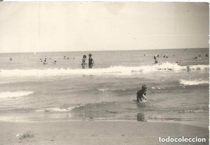 Alte Fotografie: == B218 - FOTOGRAFIA - GENTE TOMANDO EL BA&Ntilde;O EN LA PLAYA