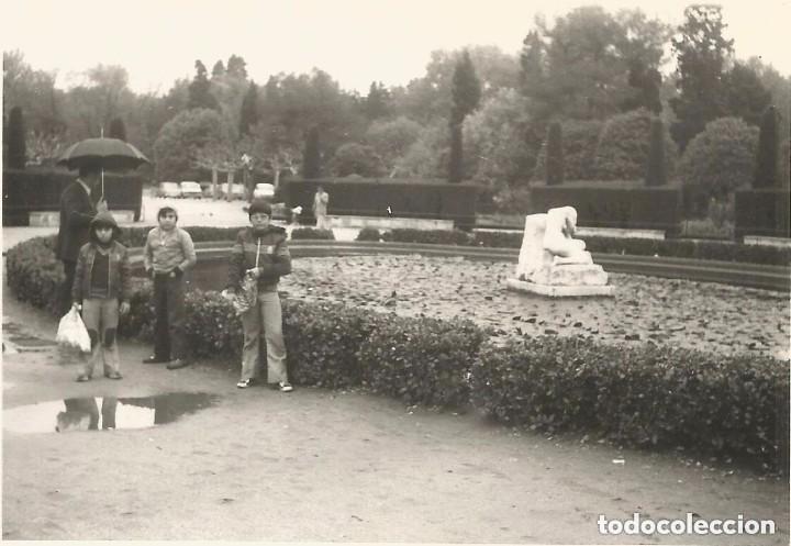 Alte Fotografie: == B220 - FOTOGRAFIA - JOVENCITOS EN UN PARQUE