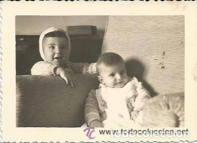 Alte Fotografie: == B221 - FOTOGRAFIA - DOS PRECIOSOS BEBES - 1957