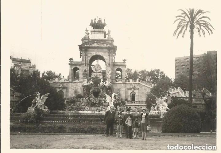 Alte Fotografie: == B223 - FOTOGRAFIA - GRUPO FAMILIAR JUNTO A UNA GRAN FUENTE