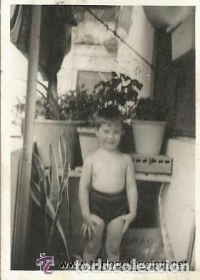 Alte Fotografie: == B224 - FOTOGRAFIA - GUAPO NI&Ntilde;O ENTRE MACETAS