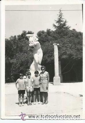 Alte Fotografie: == B225 - FOTOGRAFIA - SE&Ntilde;ORA CON TRES NI&Ntilde;OS DELANTE DE UNA ESTATUA