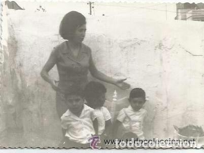 Alte Fotografie: == B471 - FOTOGRAFIA - JOVEN SE&Ntilde;ORA CON TRES NI&Ntilde;OS