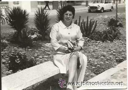 Alte Fotografie: == B242 - FOTOGRAFIA - SE&Ntilde;ORA SENTADA EN UN PARQUE