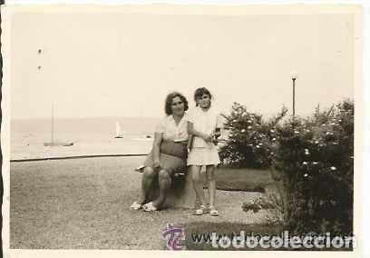 Antique Photography: == B260 - FOTOGRAFIA - SE&Ntilde;ORA Y NI&Ntilde;A JUNTO AL MAR