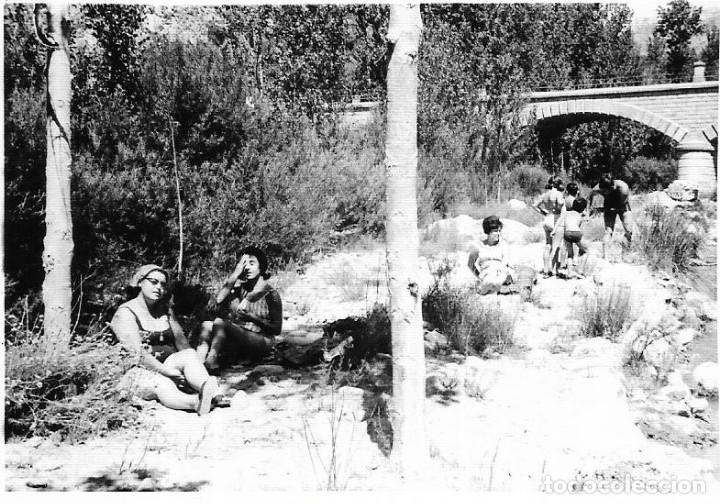 Fotografia antiga: == B264 - FOTOGRAFIA - GENTE EN UN BONITO PAISAJE