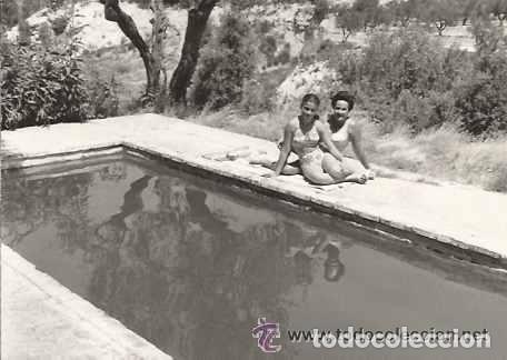 Alte Fotografie: *** QW66 - FOTOGRAFIA - DOS CHICAS SENTADAS AL FILO DE UNA ALBERCA - 1974