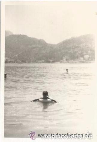 Alte Fotografie: *** QW68 - FOTOGRAFIA - NI&Ntilde;A TOMANDO EL BA&Ntilde;O EN SOLLER - 1967