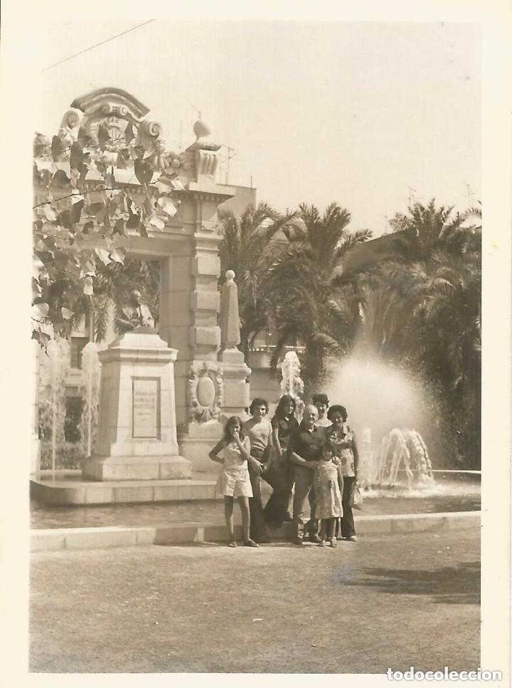 Antique Photography: == B404 - FOTOGRAFIA - GRUPO FAMILIAR JUNTO A UNA BONITA FUENTE