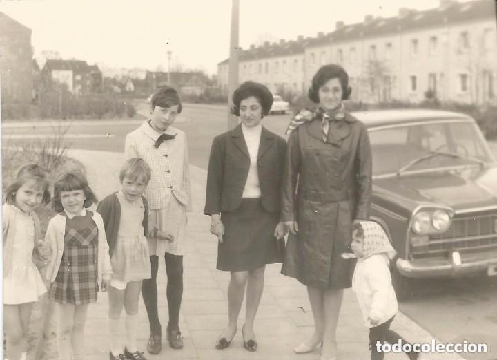 Antique Photography: == B407 - FOTOGRAFIA - DOS CHICAS Y VARIOS JOVENCITOS JUNTO A UN COCHE