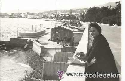 Antique Photography: == B445 - FOTOGRAFIA - SE&Ntilde;ORA EN BONITO PAISAJE - SAN REMO - 1960